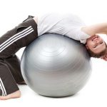 バランスボールで全身筋トレ!腹筋・体感を鍛える方法やメニューを紹介